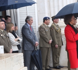 Su Majestad la Reina observa desde el balcón del Salón del Trono, las evoluciones de unidades de la Guardia Real en la Plaza de la Armería